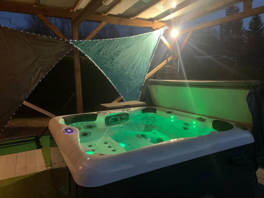 Chalet 2 Personnes Avec Jacuzzi Et Piscine Saisonniere Partagee Corcieux エクステリア 写真