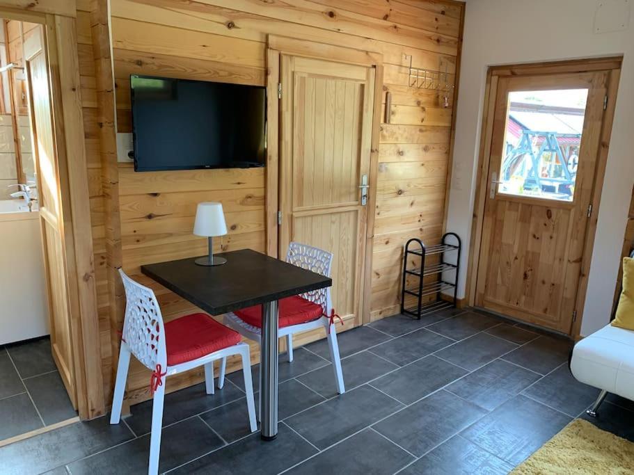 Chalet 2 Personnes Avec Jacuzzi Et Piscine Saisonniere Partagee Corcieux エクステリア 写真