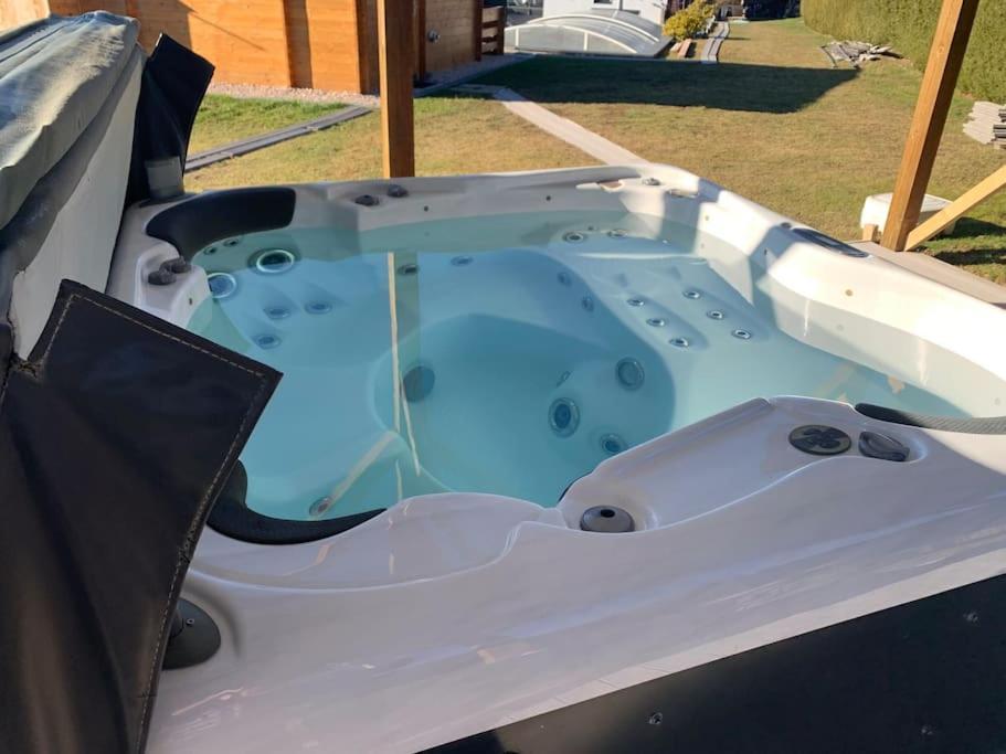 Chalet 2 Personnes Avec Jacuzzi Et Piscine Saisonniere Partagee Corcieux エクステリア 写真