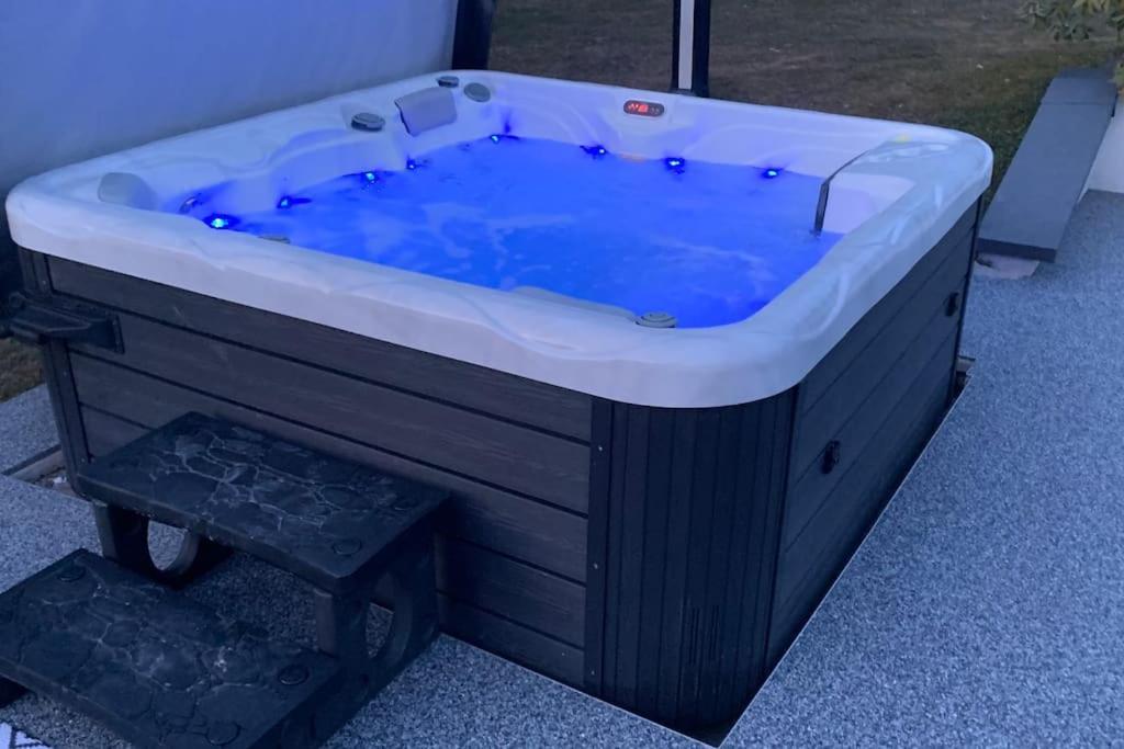 Chalet 2 Personnes Avec Jacuzzi Et Piscine Saisonniere Partagee Corcieux エクステリア 写真