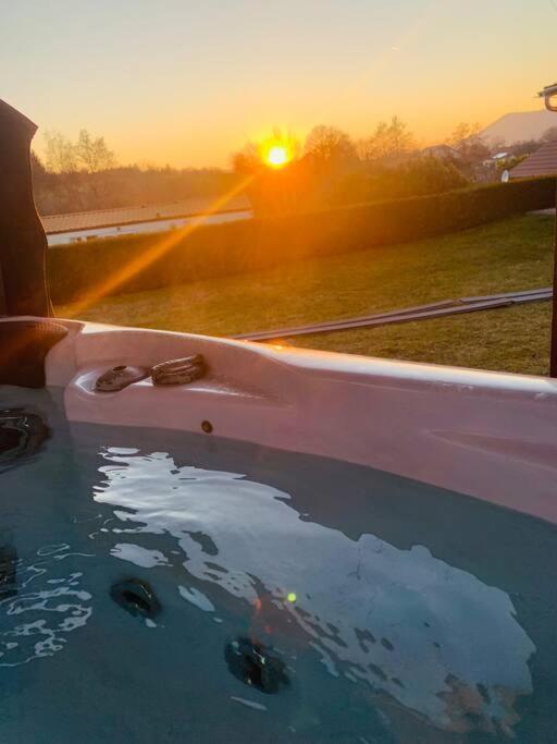 Chalet 2 Personnes Avec Jacuzzi Et Piscine Saisonniere Partagee Corcieux エクステリア 写真
